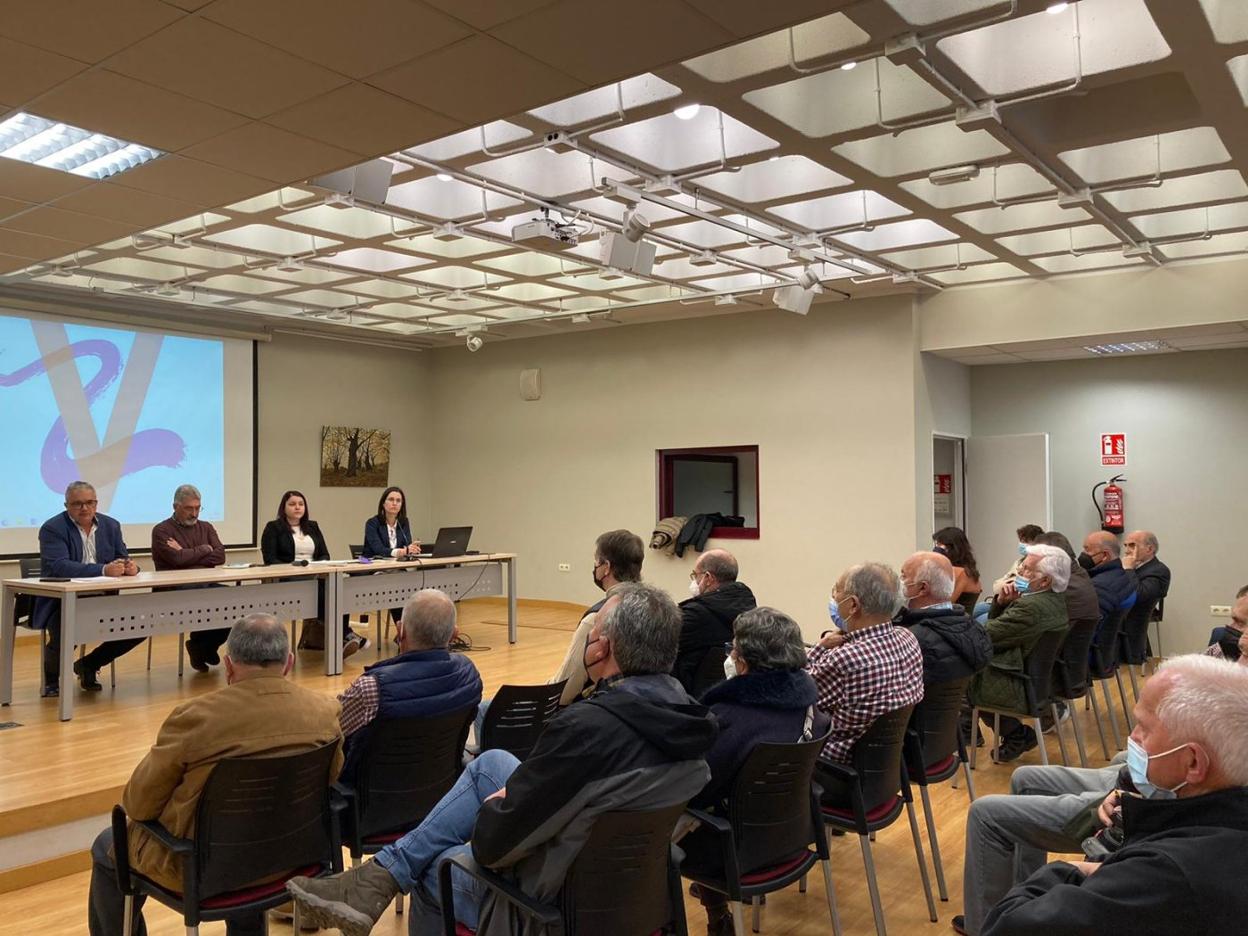 Medio centenar de personas asistieron al encuentro organizado, ayer, por la Plataforma Valles del Navia en el espacio cultural El Liceo de Navia. 