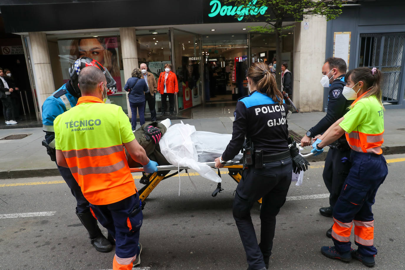 Una mujer ha resultado herida de consideración al caer del patinete que conducía por la calle Uría, en Gijón, y sufrir un fuerte golpe contra el asfalto