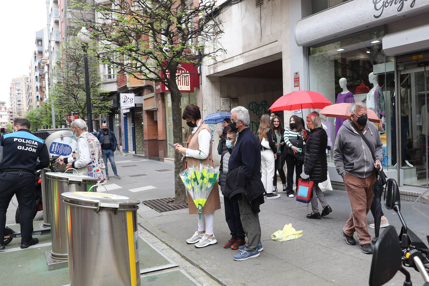 Una mujer ha resultado herida de consideración al caer del patinete que conducía por la calle Uría, en Gijón, y sufrir un fuerte golpe contra el asfalto