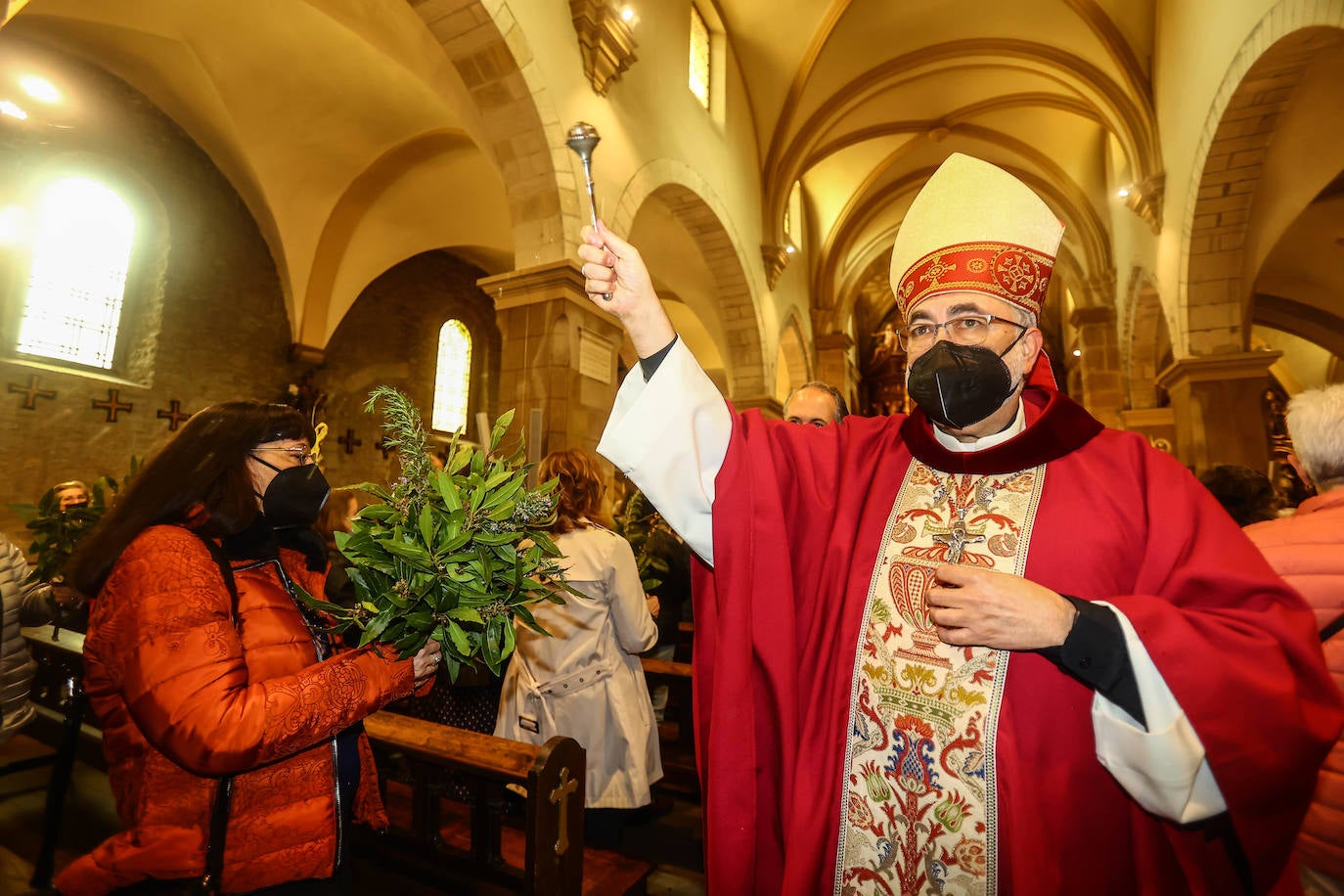 La Semana Santa comienza con una masiva afluencia de fieles a la primera de las procesiones y a las bendiciones de Ramos.