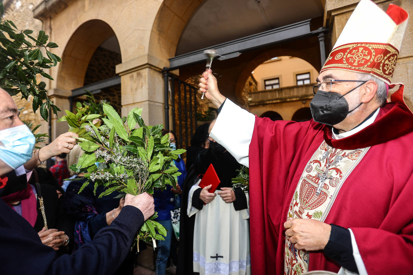 La Semana Santa comienza con una masiva afluencia de fieles a la primera de las procesiones y a las bendiciones de Ramos.