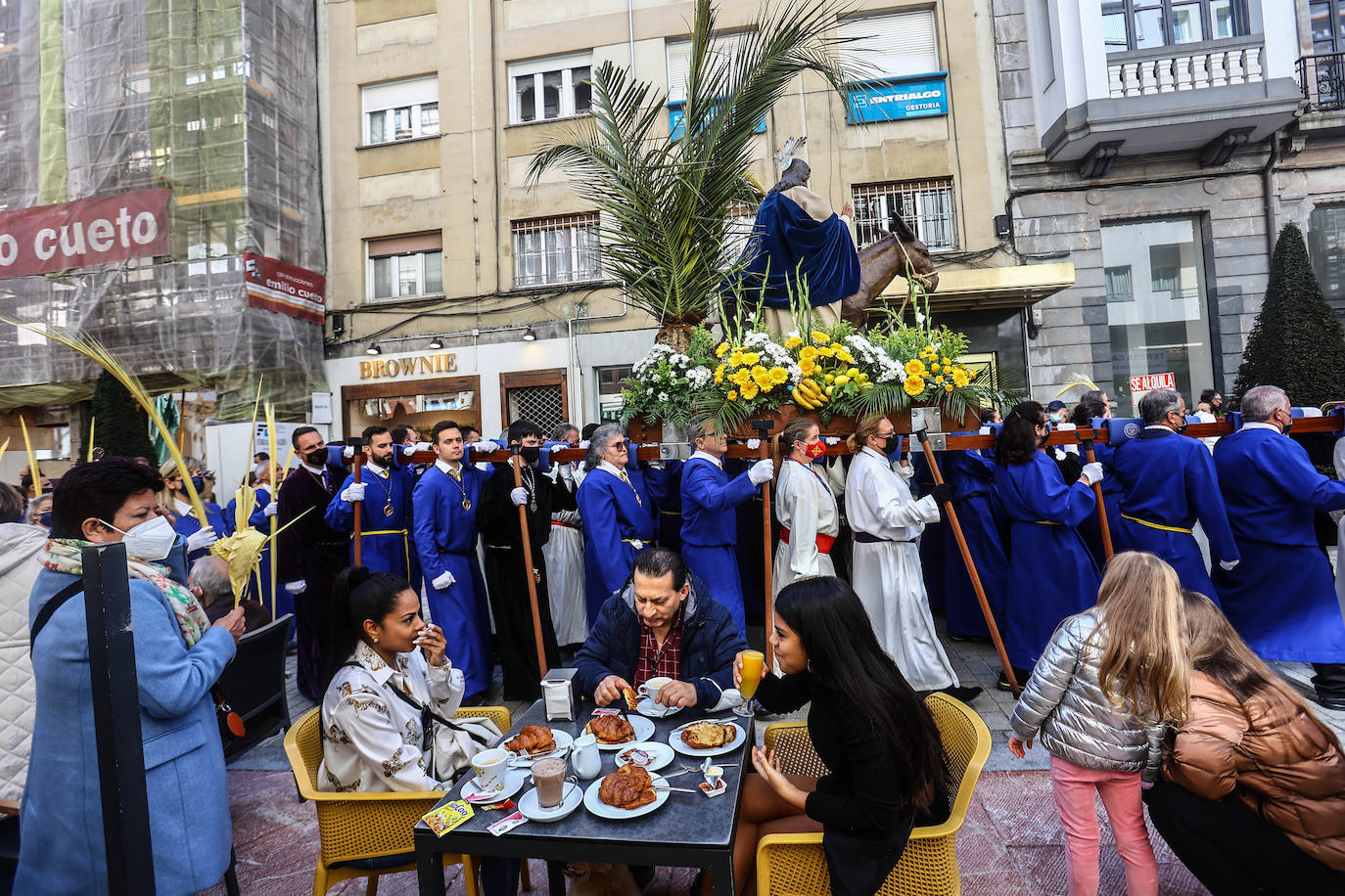 La Semana Santa comienza con una masiva afluencia de fieles a la primera de las procesiones y a las bendiciones de Ramos.