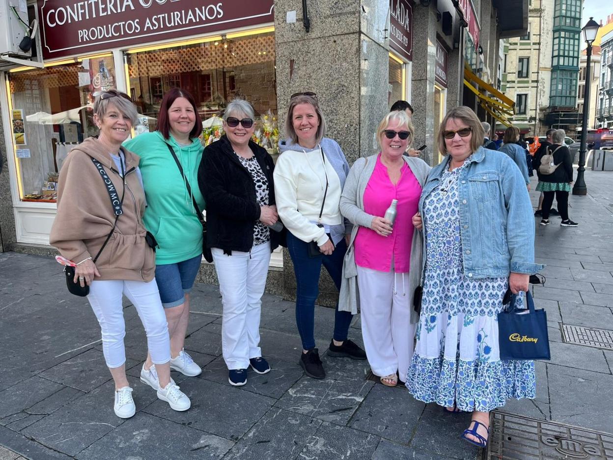 El grupo de amigas compuesto por Mary, Carla, Anne, Linda, Lora y Loraine visitó Gijón por primera vez. 