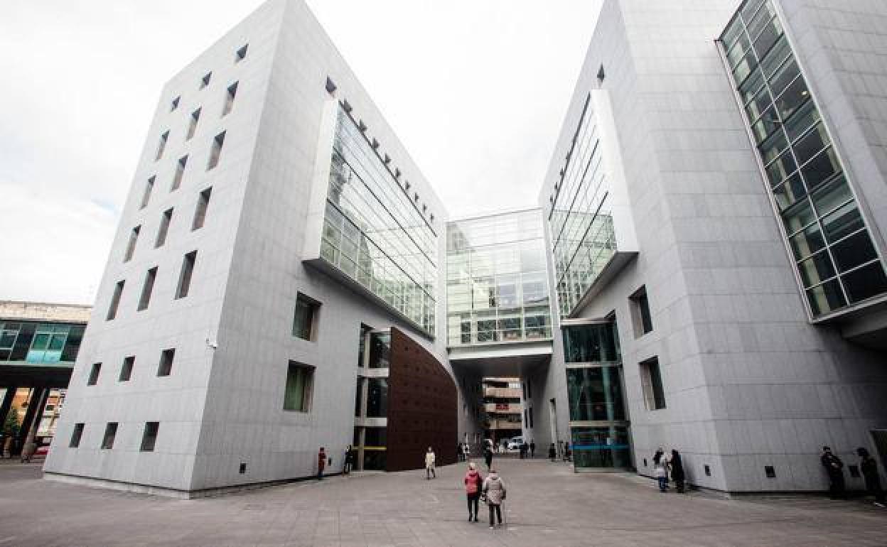 «Ella estaba de acuerdo en reformar la casa, era lo que quería», defienden los acusados de estafar a una mujer mayor en Allande