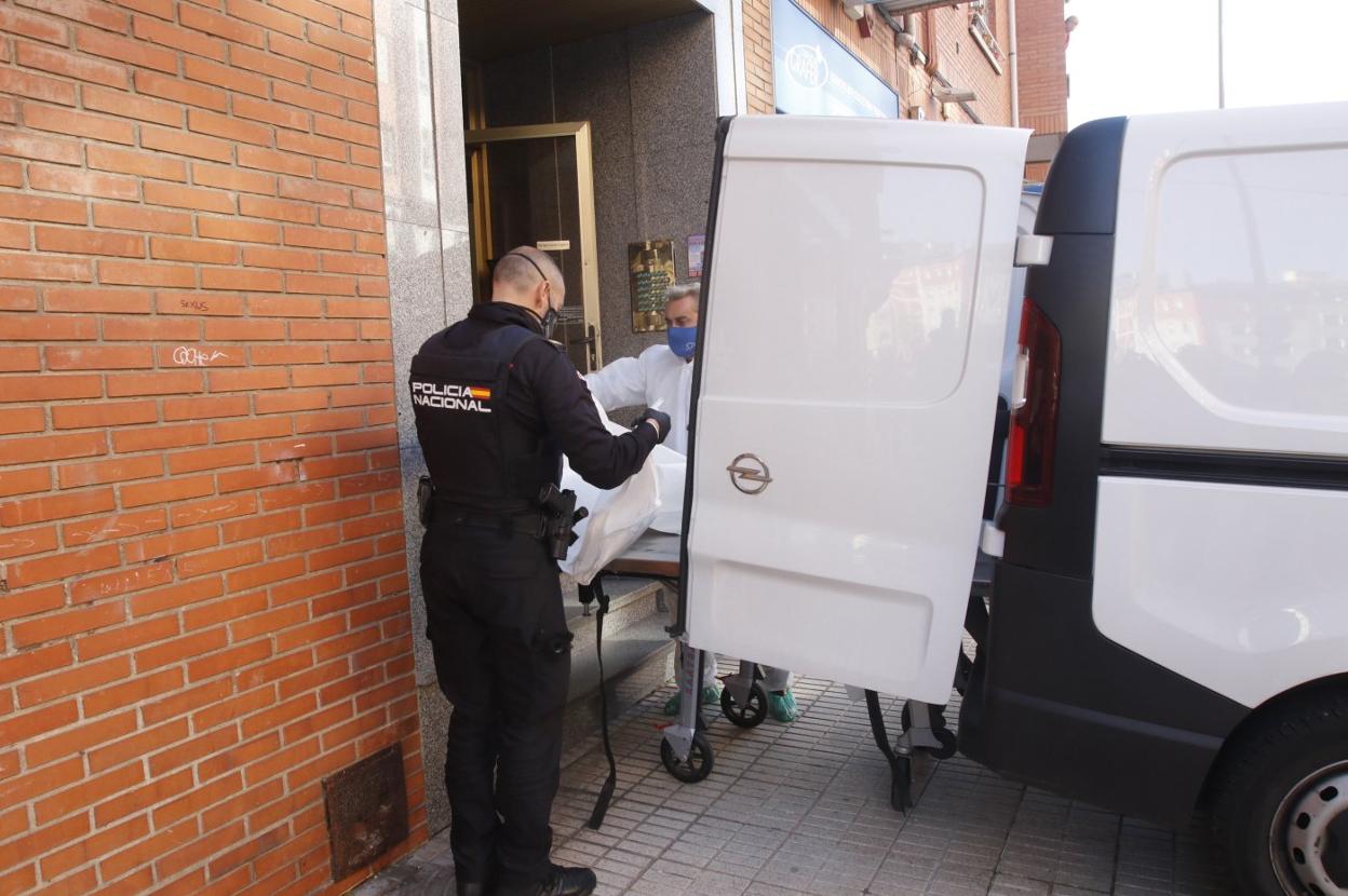 Una imagen del día de autos, cuando el forense procedió al traslado del cuerpo sin vida de Erika. 