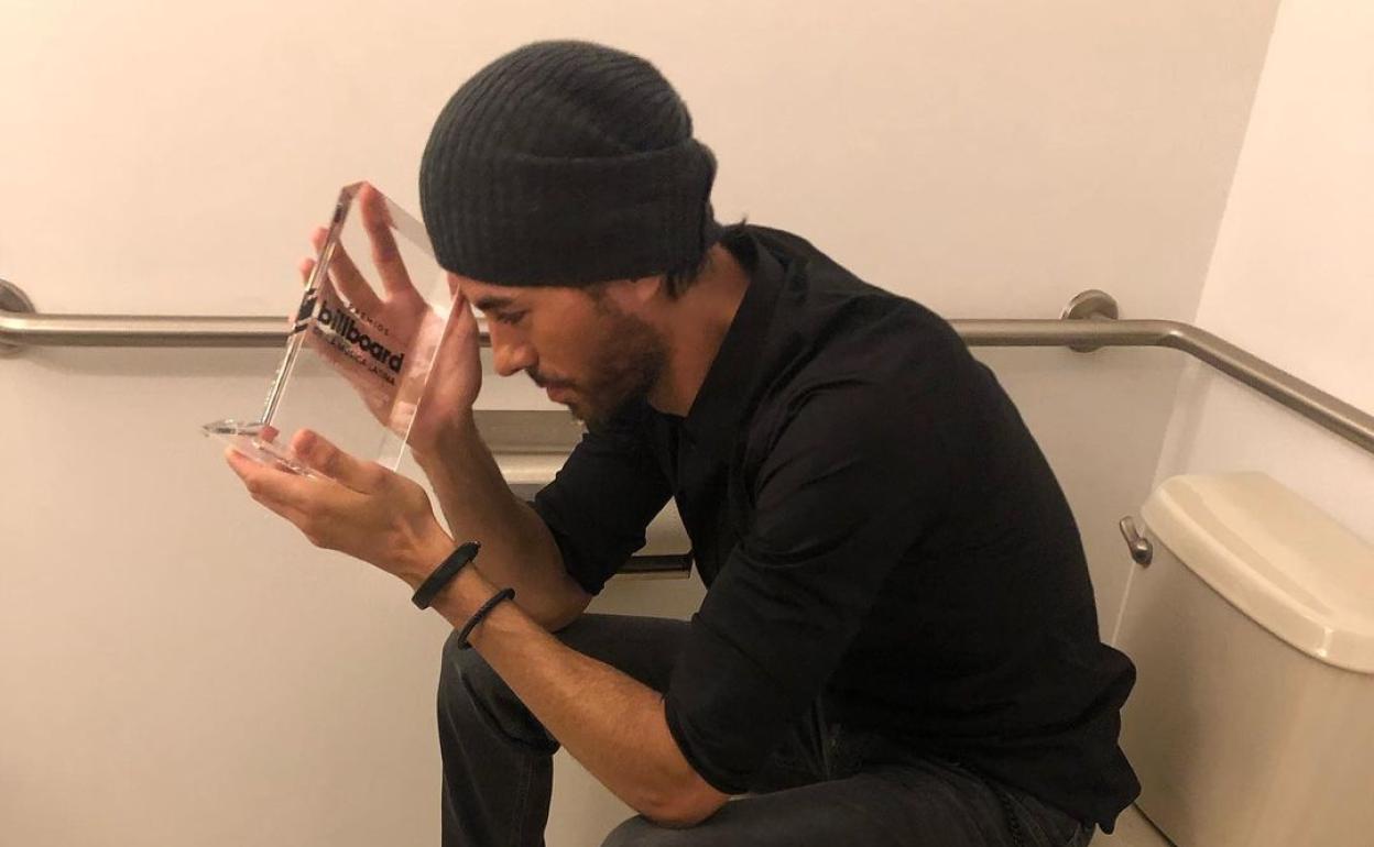 Enrique Iglesias relata un controvertido episodio en la mansión Playboy. 