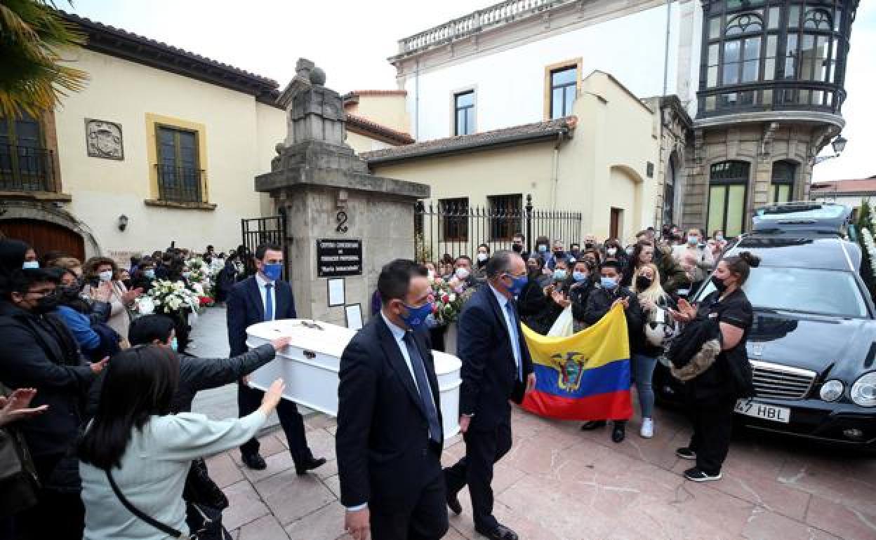 El feretro con los restos de la joven Erika, a su salida del funeral, entre aplausos de los asistentes 