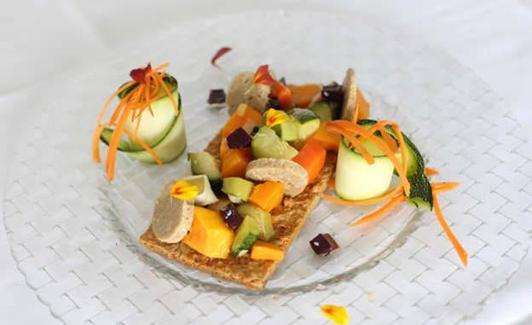 Receta de tosta de teff y sésamo con verduras.