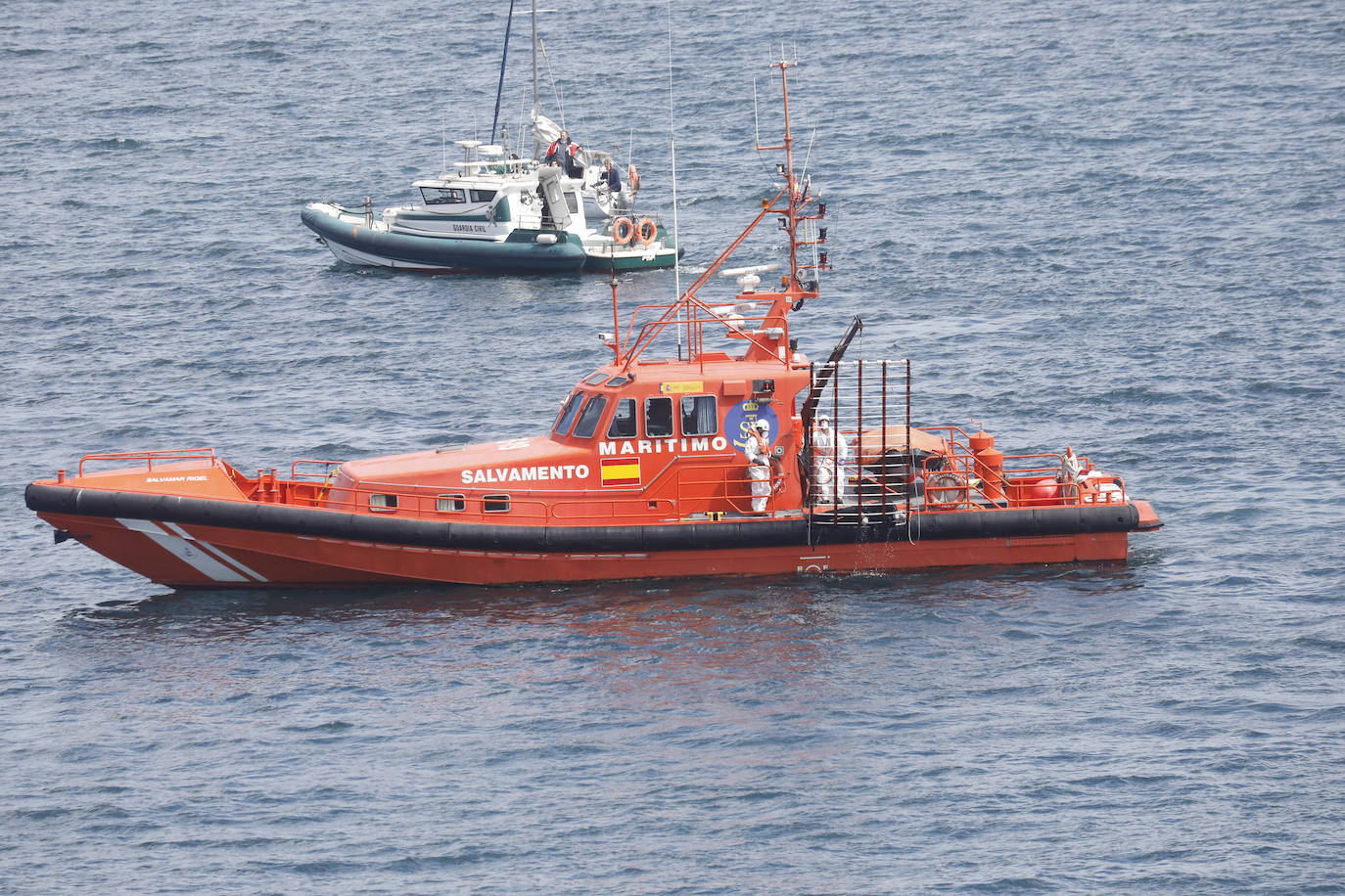 La embarcación de Salvamento Marítimo en el Cero de Santa Catalina.