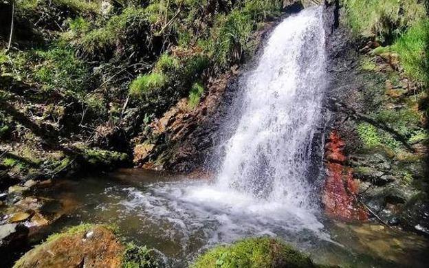 En este corto y agradable paseo perfecto para hacer con niños, te adentrarás en la pequeña villa medieval de Salas y en la increíble naturaleza que la rodea, a través de esta senda fluvial de unos ocho kilómetros (ida y vuelta) en la que descubrirás la Cascada de Nonaya.