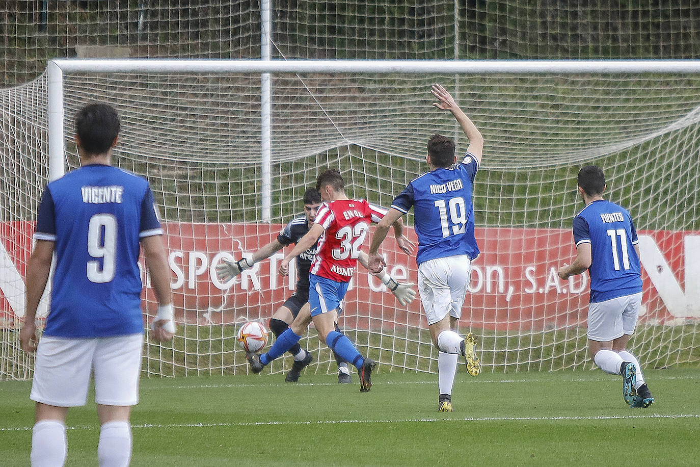Fotos: Las mejores imágenes del partido entre el Sporting B y el Mosconia