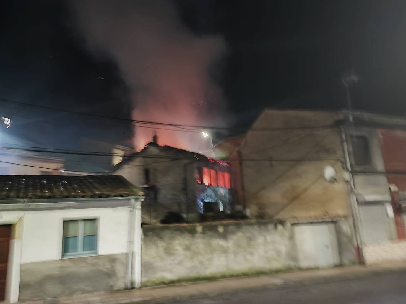 Arde una casa deshabitada en La Felguera
