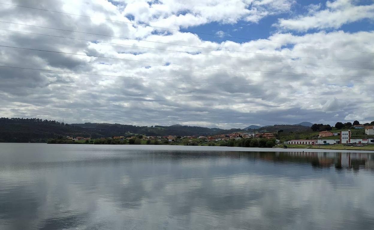 La Guardia Civil busca a un hombre desaparecido en el pantano de Trasona
