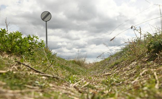 Lugar en el que yacía el cadáver de la vecina de Traspinedo, un caz junto a la cuneta de la carretera a la localidad.