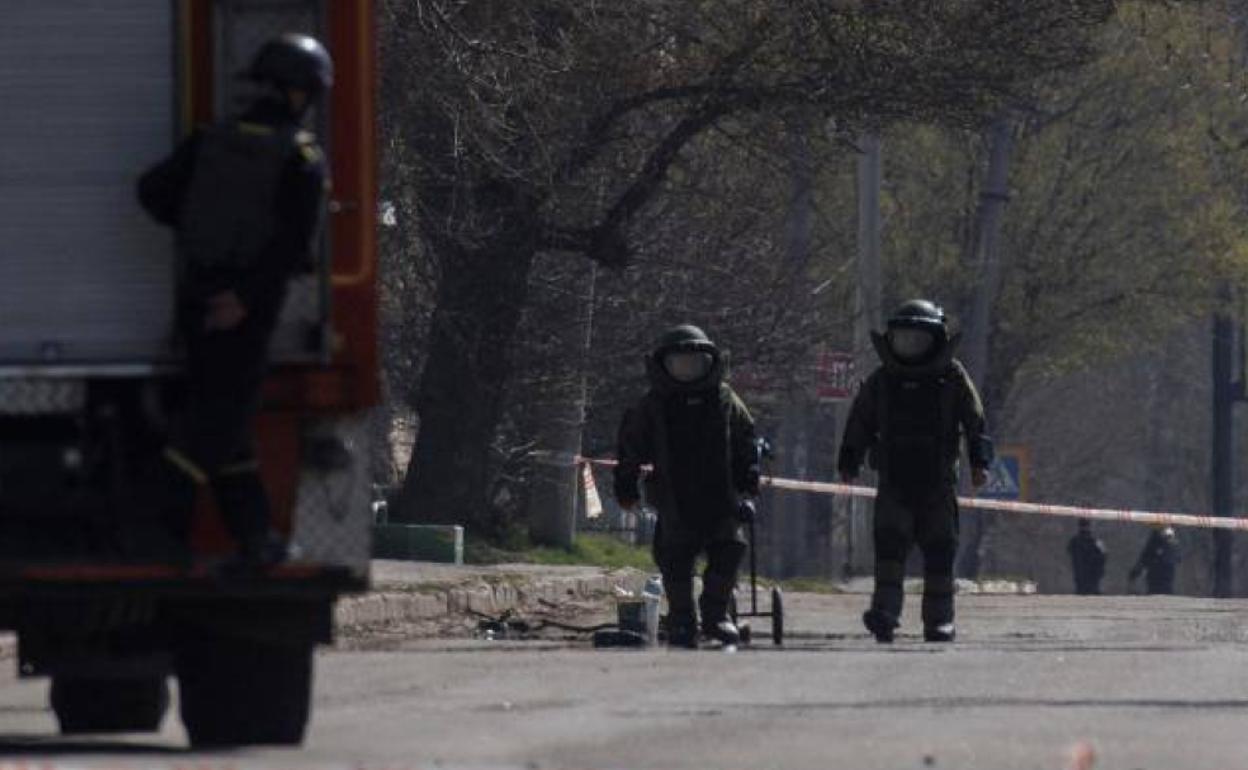 Expertos en desactivación de explosivos, limpiando de minas las calles de Járkov. 