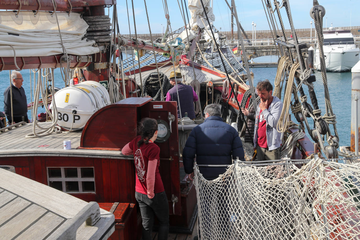 El velero 'Atyla' causó sensación entre aquellas decenas de personas que se acercaron, curiosos, a descubrir los encantos de esta histórica embarcación. Después de tres años, 'Atyla' regresa al Puerto Deportivo de Gijón. «Con fuerza y muchas más ganas», Rodrigo de la Serna, patrón de la famosa goleta, asegura que «estamos preparados para descubrir un mundo nuevo a quienes quieran convertirse en navegantes»
