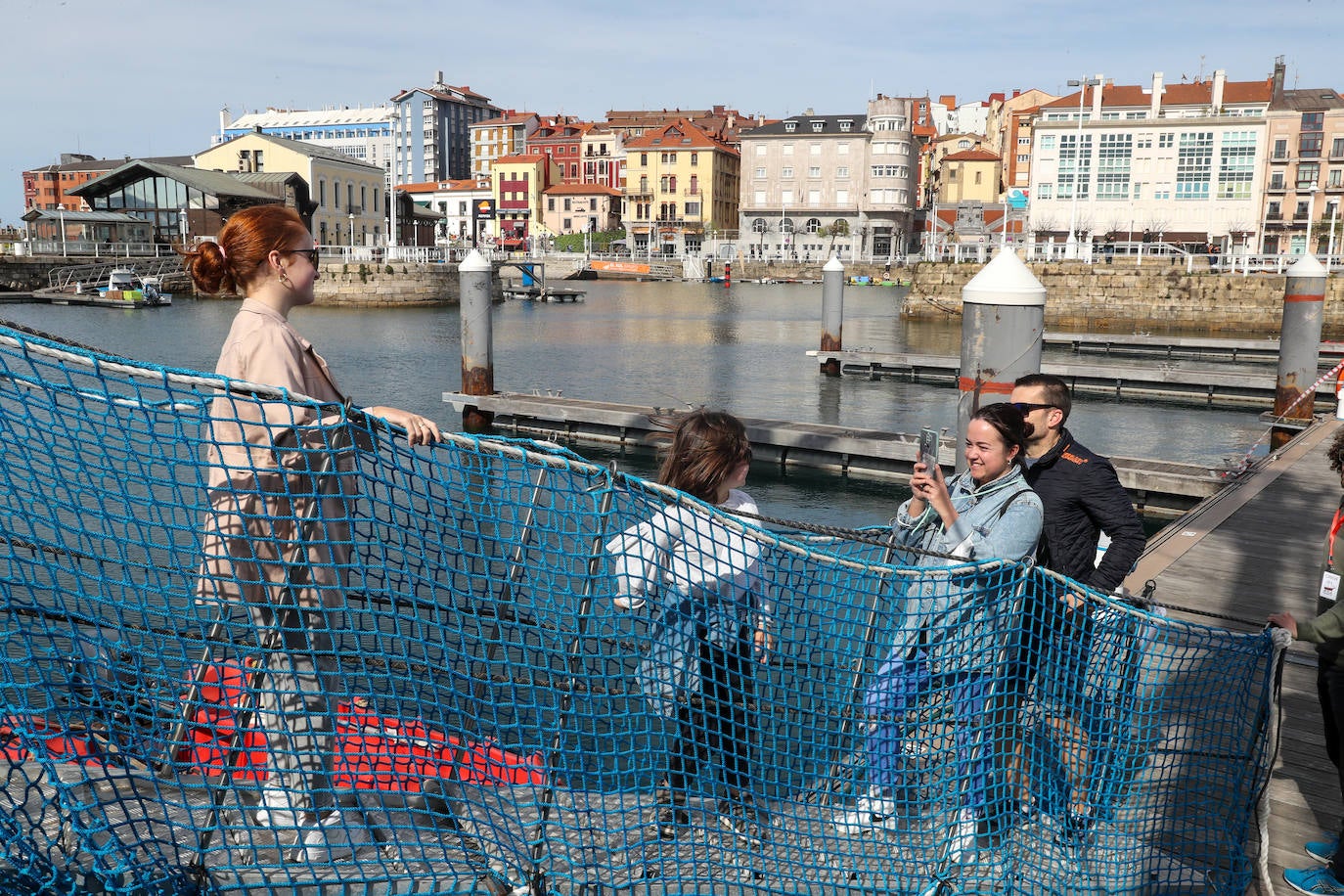 El velero 'Atyla' causó sensación entre aquellas decenas de personas que se acercaron, curiosos, a descubrir los encantos de esta histórica embarcación. Después de tres años, 'Atyla' regresa al Puerto Deportivo de Gijón. «Con fuerza y muchas más ganas», Rodrigo de la Serna, patrón de la famosa goleta, asegura que «estamos preparados para descubrir un mundo nuevo a quienes quieran convertirse en navegantes»