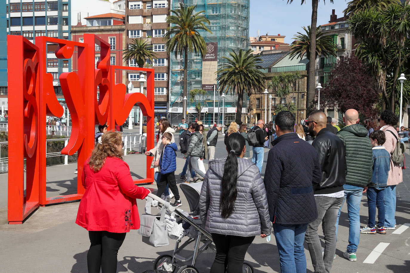 El velero 'Atyla' causó sensación entre aquellas decenas de personas que se acercaron, curiosos, a descubrir los encantos de esta histórica embarcación. Después de tres años, 'Atyla' regresa al Puerto Deportivo de Gijón. «Con fuerza y muchas más ganas», Rodrigo de la Serna, patrón de la famosa goleta, asegura que «estamos preparados para descubrir un mundo nuevo a quienes quieran convertirse en navegantes»