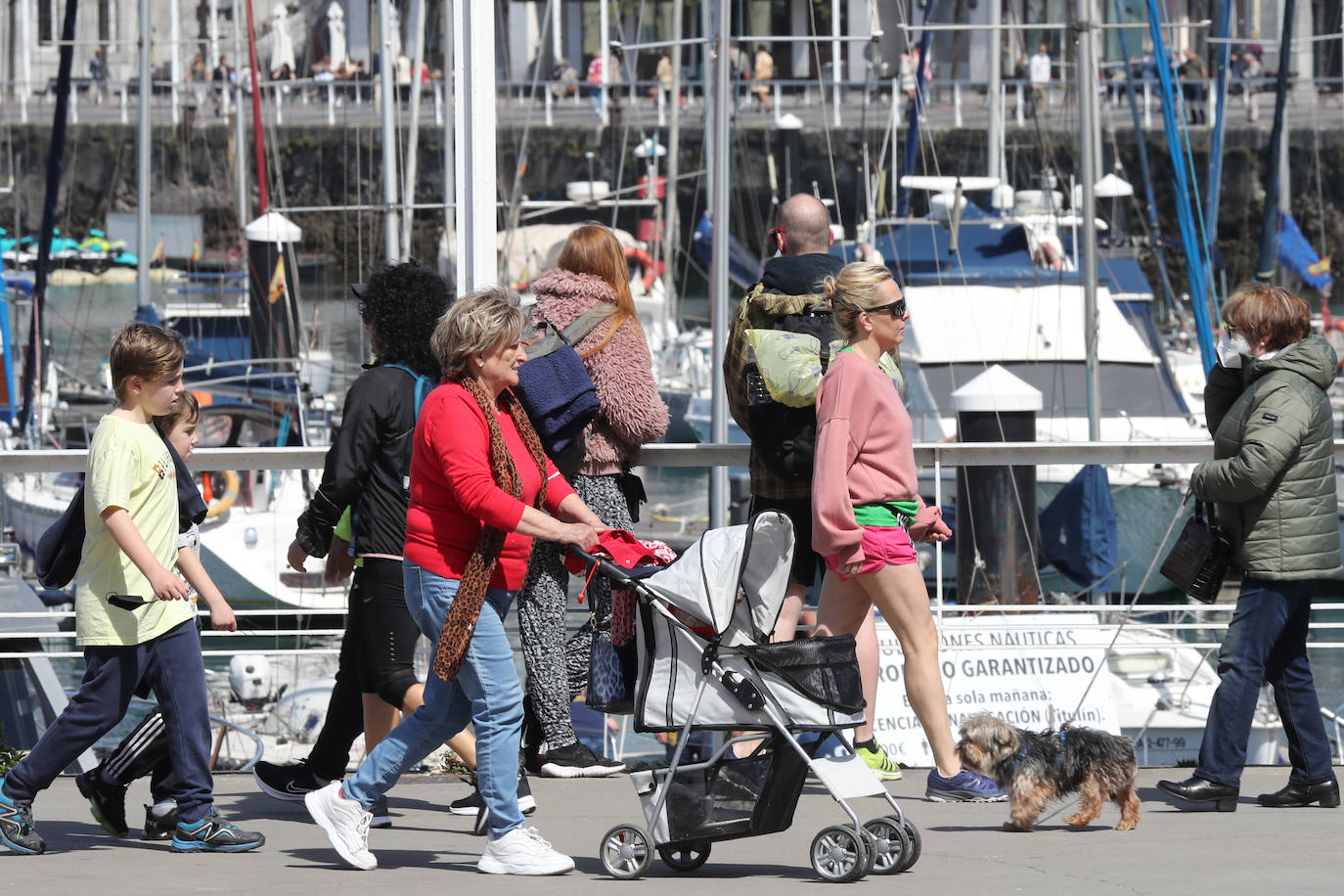 El buen tiempo, sumado a la festividad del Jueves Santo, ha dejado en Gijón una imagen repleta de turistas que aprovecharon las agradables temperaturas para visitar la ciudad.