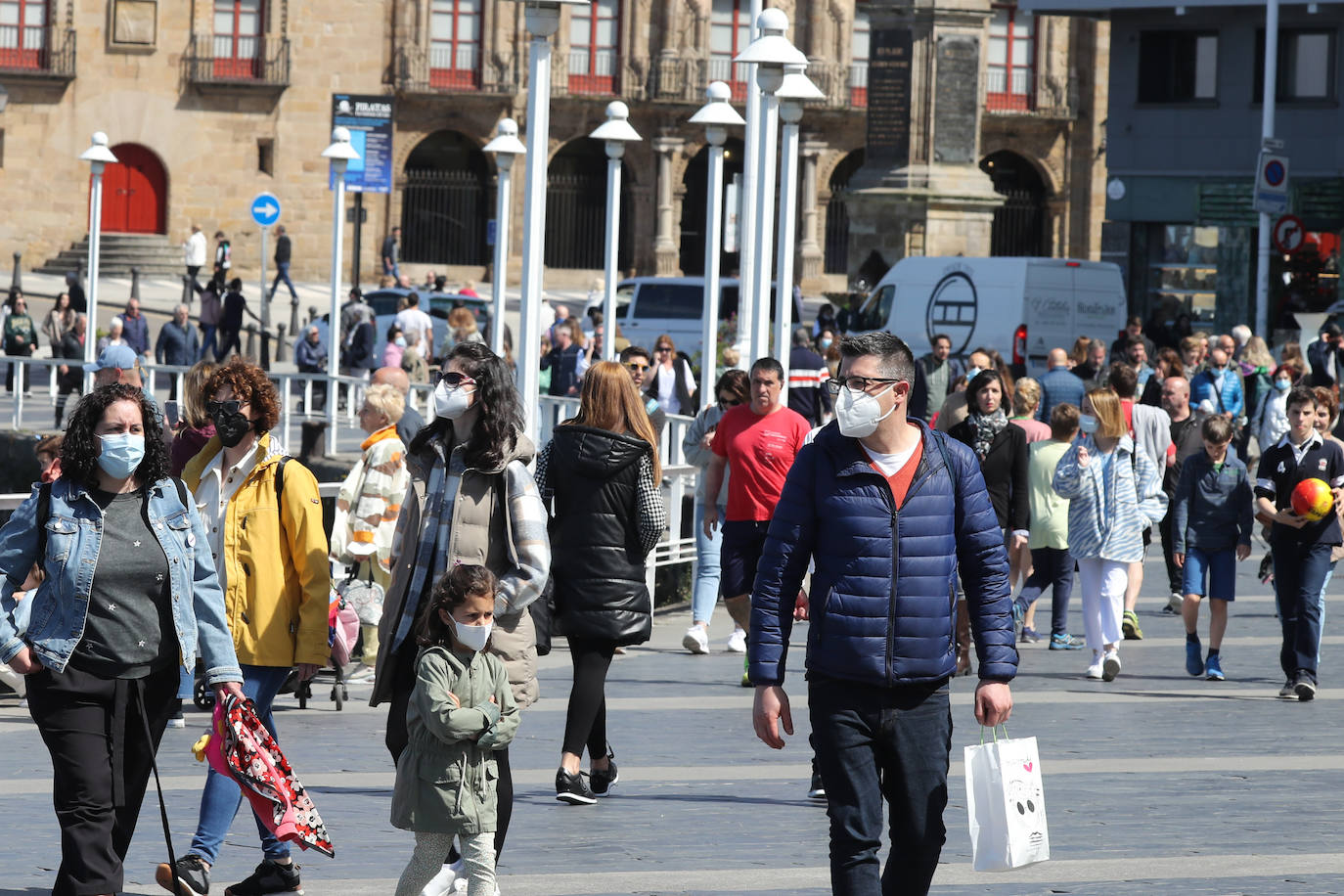 El buen tiempo, sumado a la festividad del Jueves Santo, ha dejado en Gijón una imagen repleta de turistas que aprovecharon las agradables temperaturas para visitar la ciudad.