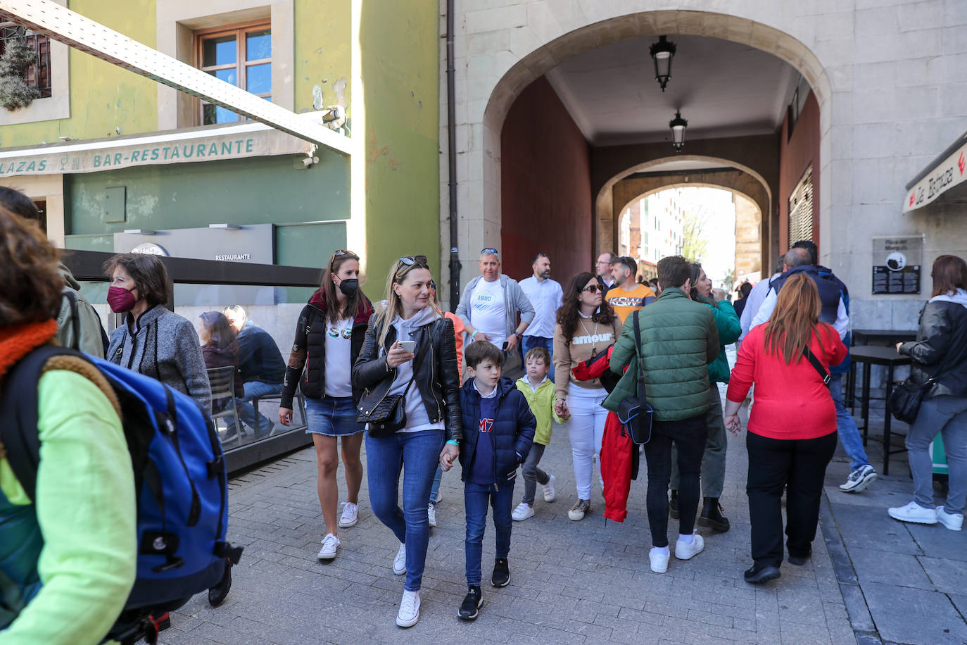 El buen tiempo, sumado a la festividad del Jueves Santo, ha dejado en Gijón una imagen repleta de turistas que aprovecharon las agradables temperaturas para visitar la ciudad.
