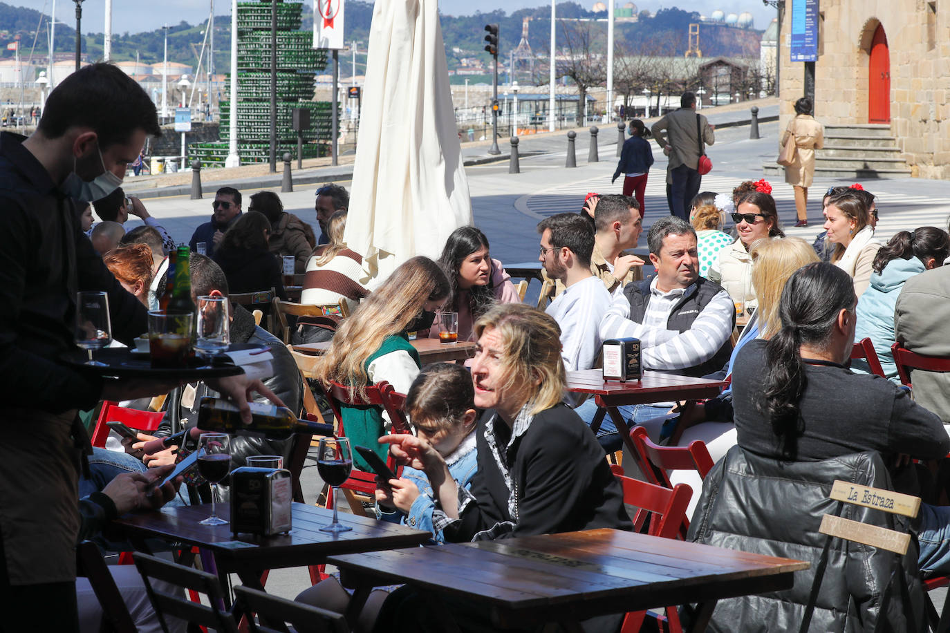 El buen tiempo, sumado a la festividad del Jueves Santo, ha dejado en Gijón una imagen repleta de turistas que aprovecharon las agradables temperaturas para visitar la ciudad.