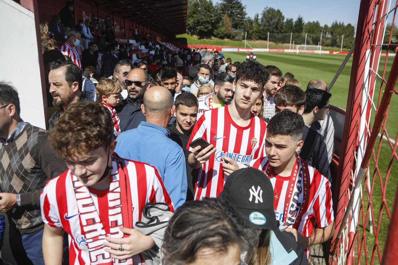 Fotos: Más de 400 aficionados arropan al Sporting en el entrenamiento a dos días del derbi