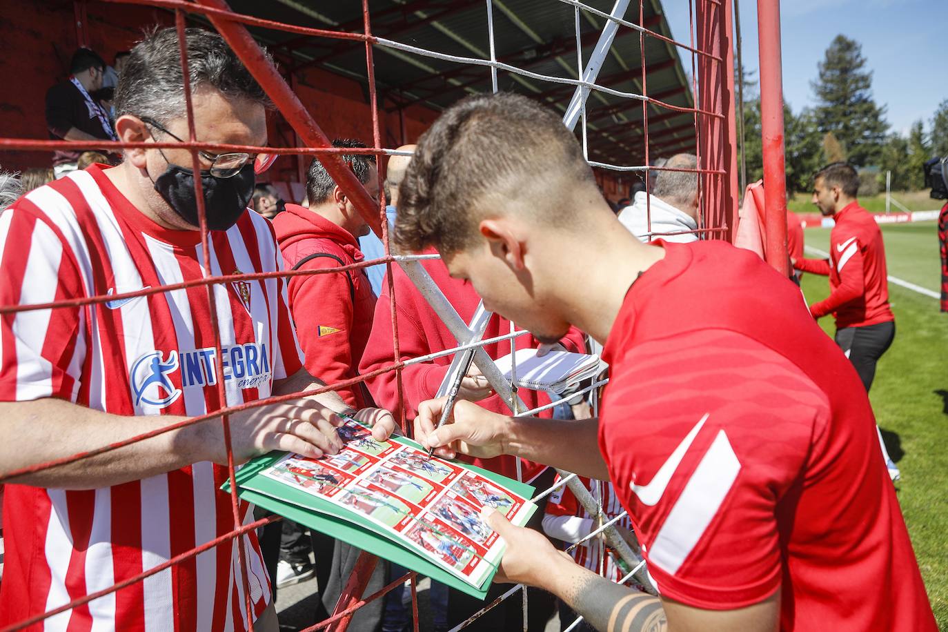 Fotos: Más de 400 aficionados arropan al Sporting en el entrenamiento a dos días del derbi