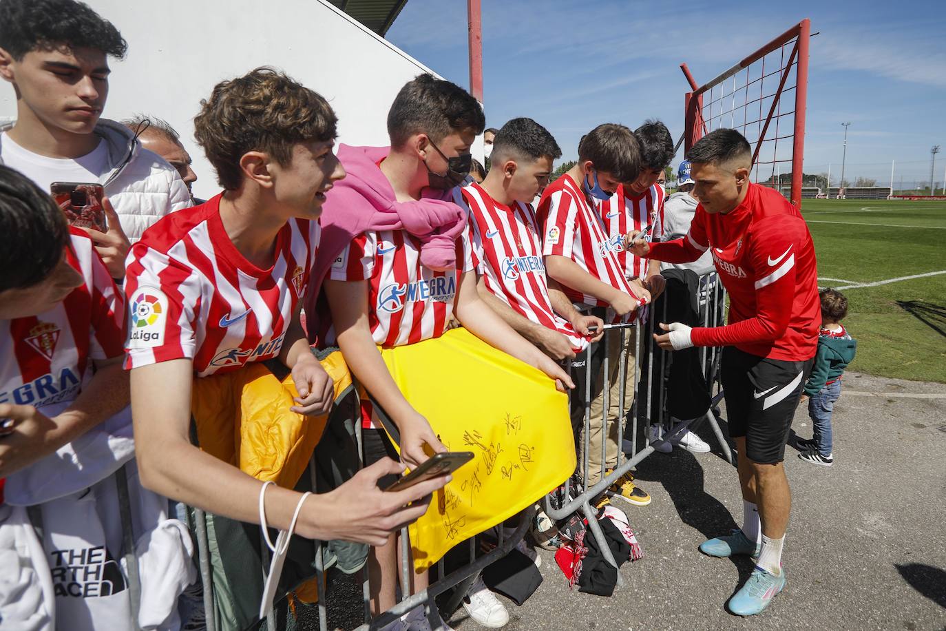 Fotos: Más de 400 aficionados arropan al Sporting en el entrenamiento a dos días del derbi