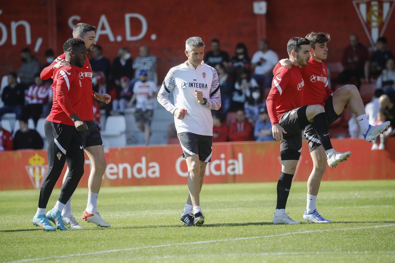 Fotos: Más de 400 aficionados arropan al Sporting en el entrenamiento a dos días del derbi