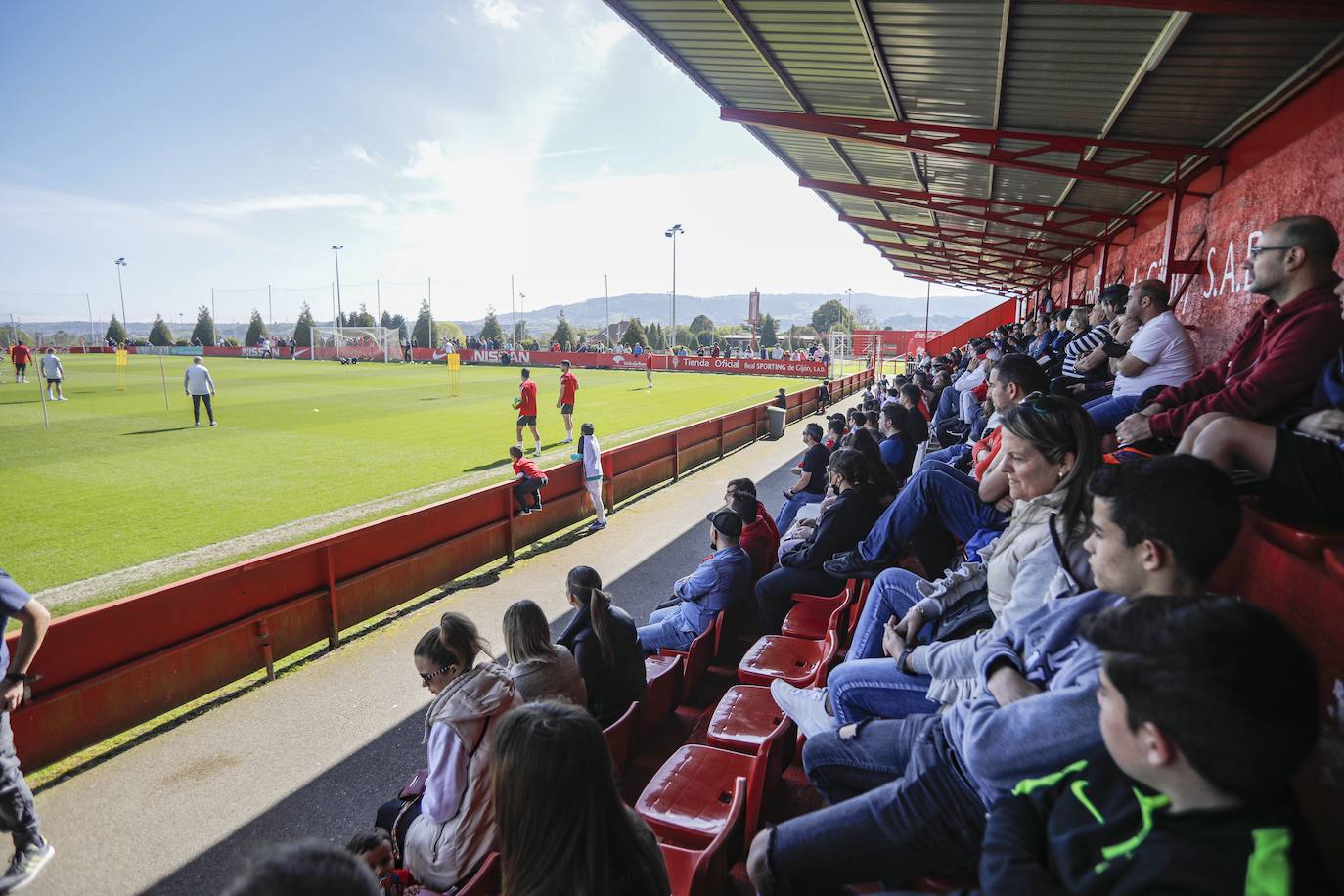 Fotos: Más de 400 aficionados arropan al Sporting en el entrenamiento a dos días del derbi