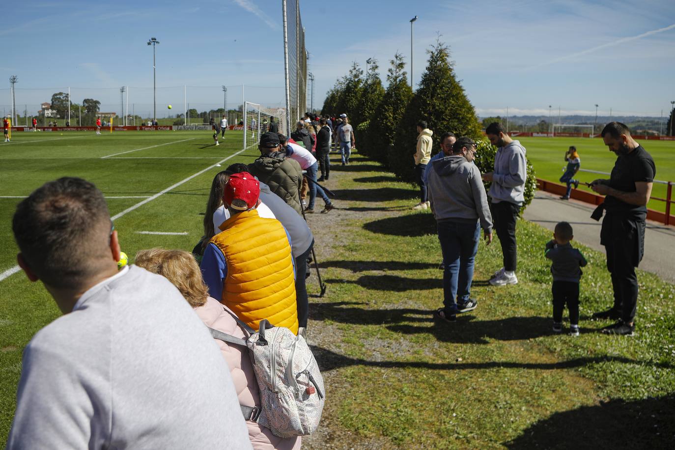 Fotos: Más de 400 aficionados arropan al Sporting en el entrenamiento a dos días del derbi