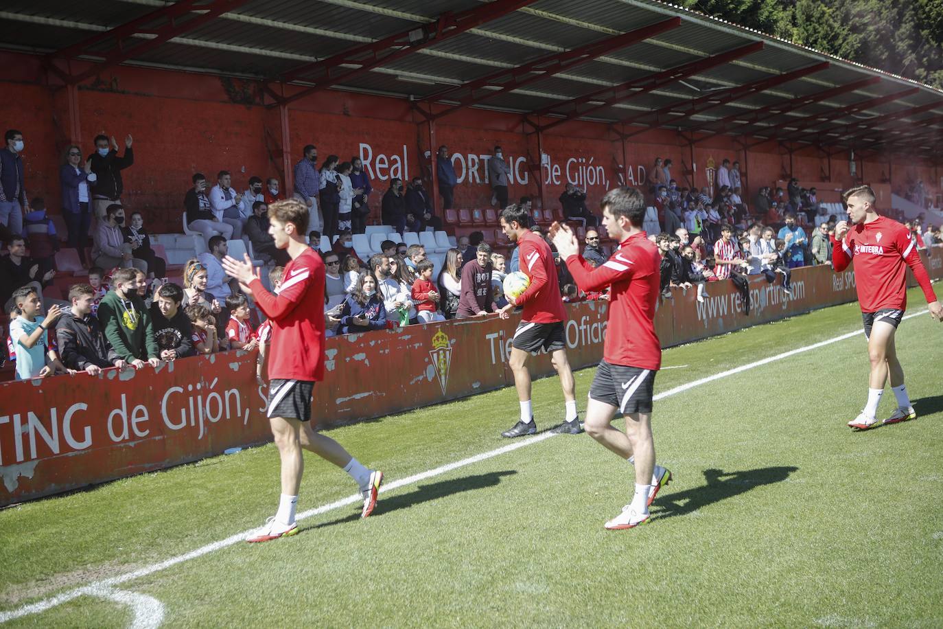 Fotos: Más de 400 aficionados arropan al Sporting en el entrenamiento a dos días del derbi