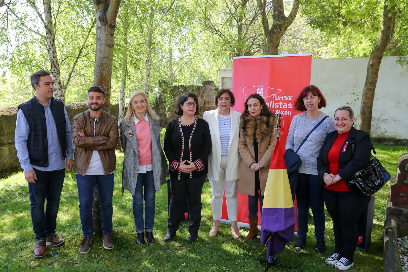 Decenas de personas participaron este jueves en el acto unitario que cada año convocan el Ateneo Obrero de Gijón y la Sociedad Cultural Gijonesa como homenaje a los represaliados republicanos como como Eduardo Varela -primer secretario de los socialistas gijoneses- y Teresa Olay.