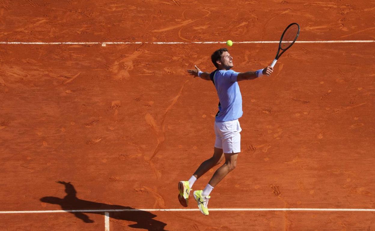 Pablo Carreño intenta ganar un punto con una volea en el partido ante Zverev. 