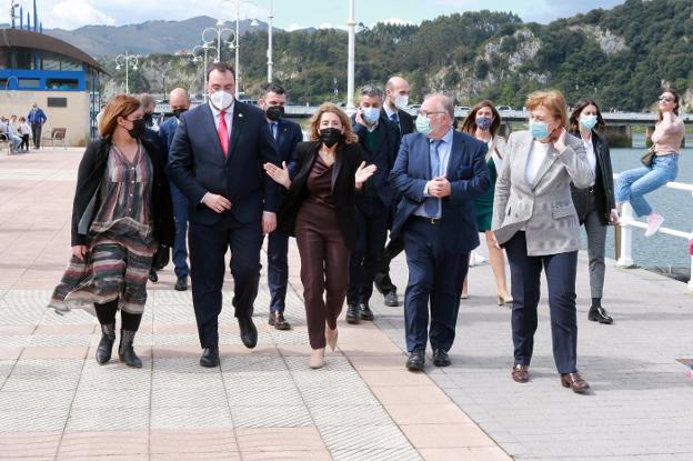 De izquierda a derecha: Gimena Llamedo, Adrián Barbón, Raquel Sánchez, Ramón Canal y Delia Losa. 