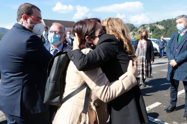 Adriana Lastra y Raquel Sánchez, fundidas ayer en un abrazo en Ribadesella. 