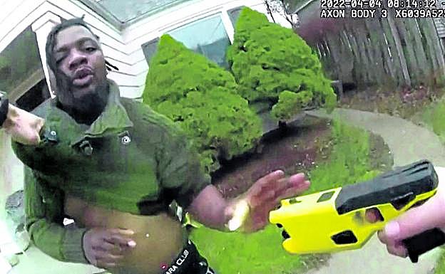 magen del momento previo a la tragedia en la que un policía dispara con la Taser a un inmigrante congolés de 26 años.