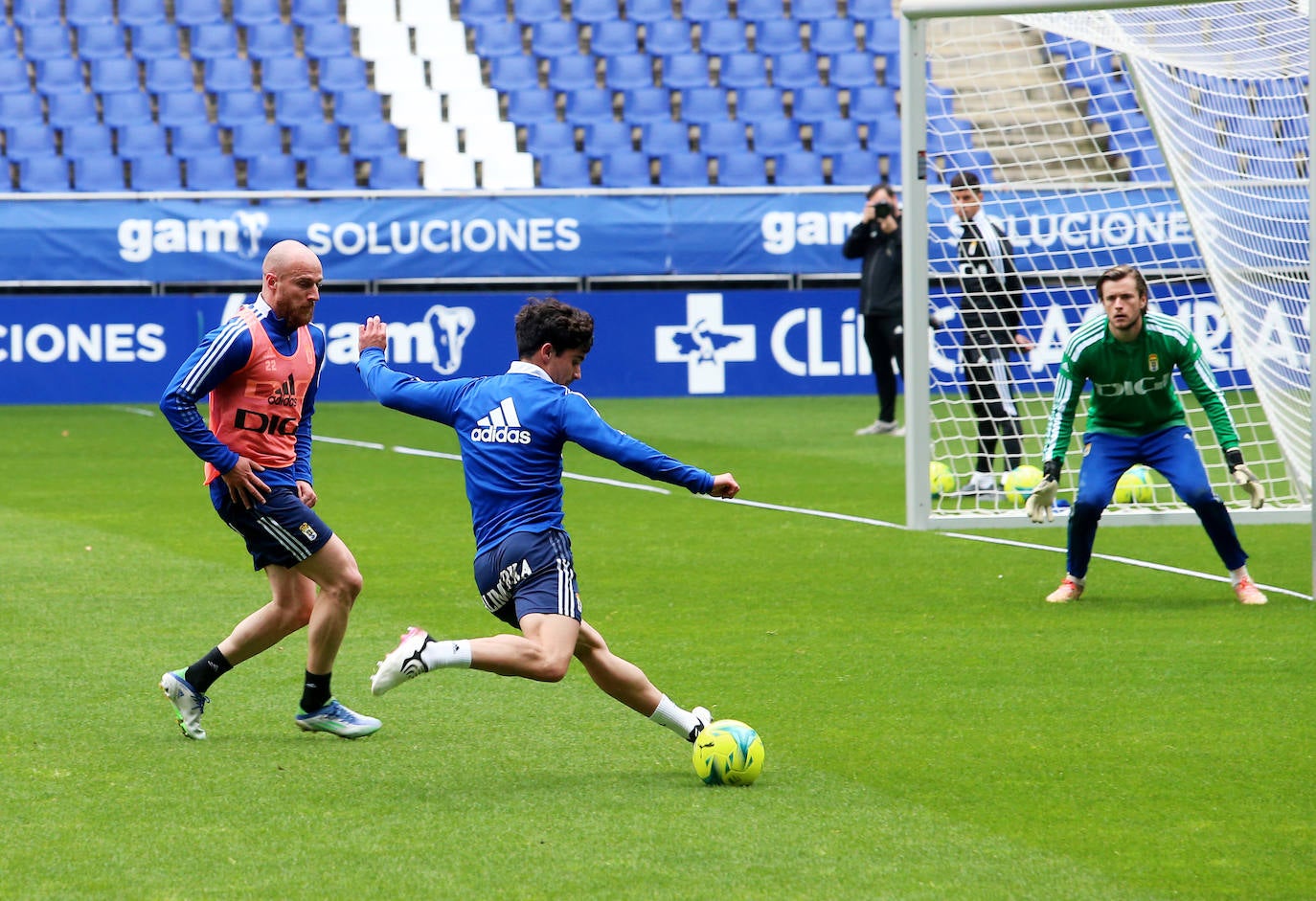 2.500 oviedistas se volcaron para animar a sus jugadores en el entrenamiento previo al partido contra el Sporting en El Molinón, y con unos futbolistas visiblemente sorprendidos por el empuje de su afición.