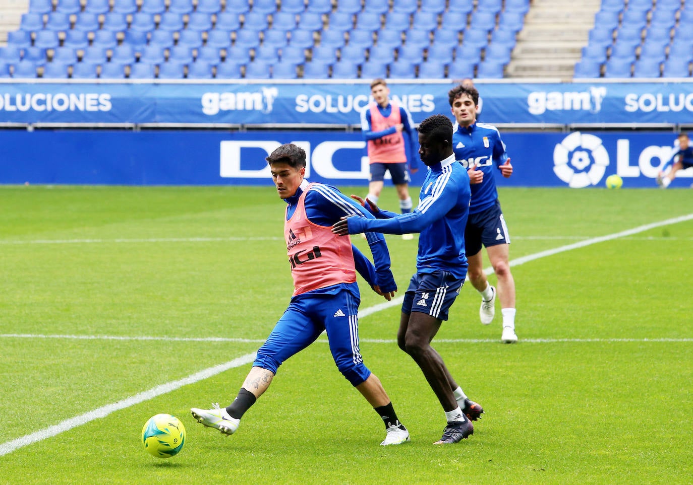 2.500 oviedistas se volcaron para animar a sus jugadores en el entrenamiento previo al partido contra el Sporting en El Molinón, y con unos futbolistas visiblemente sorprendidos por el empuje de su afición.