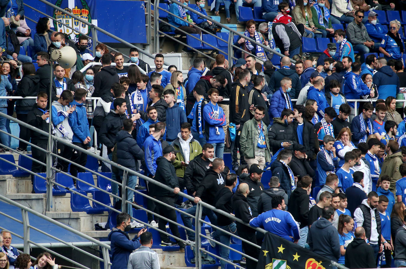 2.500 oviedistas se volcaron para animar a sus jugadores en el entrenamiento previo al partido contra el Sporting en El Molinón, y con unos futbolistas visiblemente sorprendidos por el empuje de su afición.