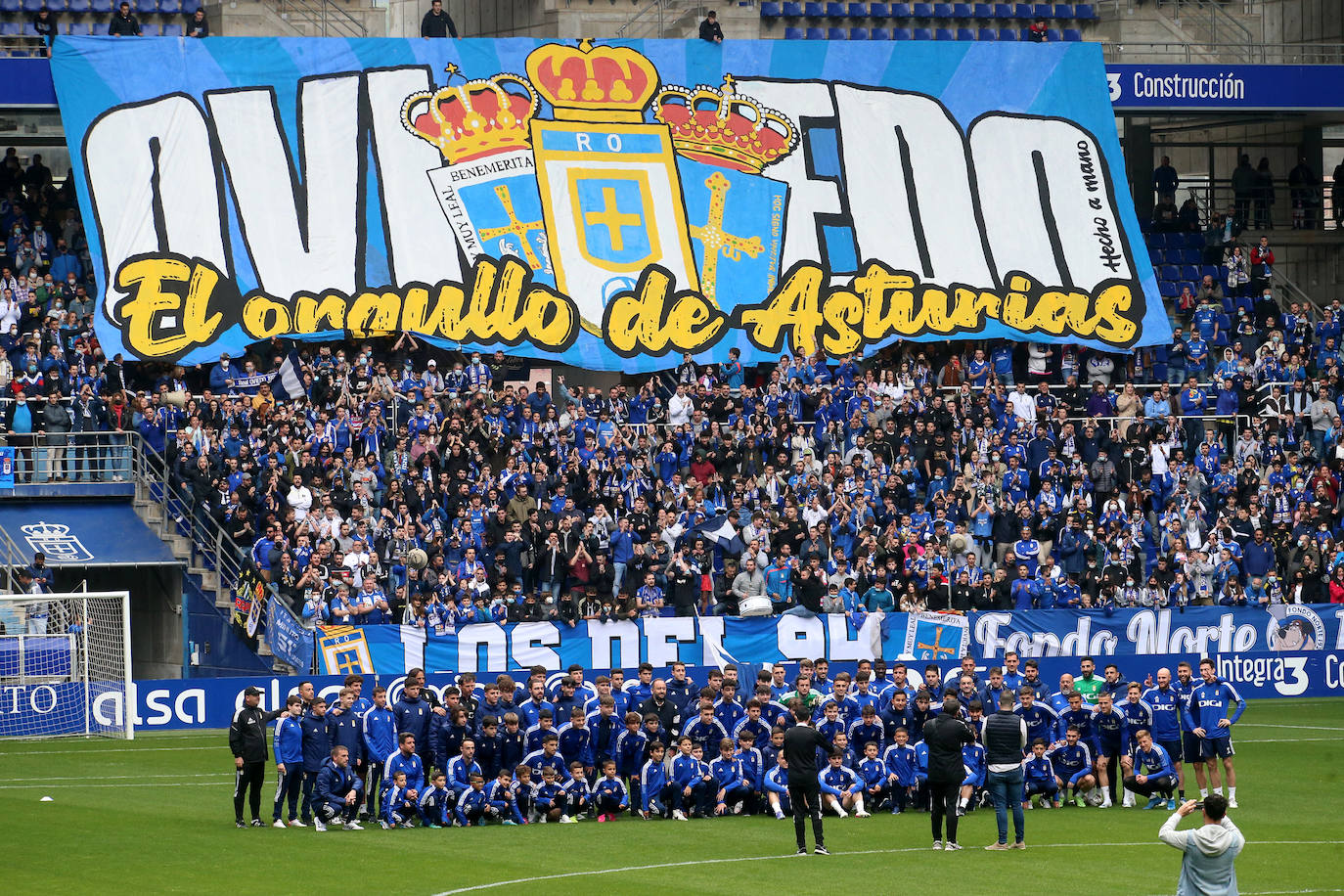 2.500 oviedistas se volcaron para animar a sus jugadores en el entrenamiento previo al partido contra el Sporting en El Molinón, y con unos futbolistas visiblemente sorprendidos por el empuje de su afición.