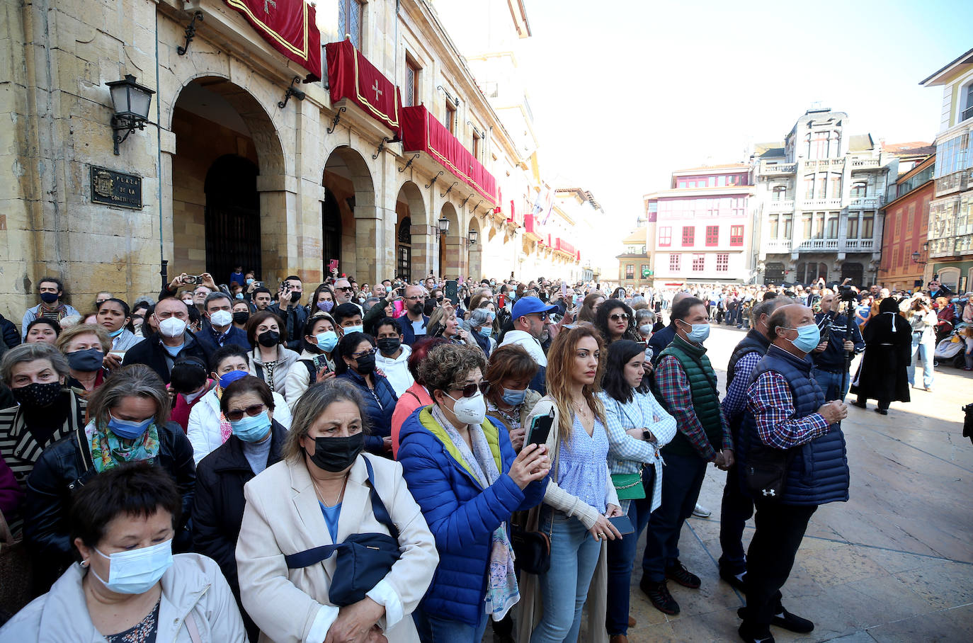 Oviedo ha celebrado la procesión del Santo Entierro, uno de los momentos más importantes de la Semana Santa asturiana. 