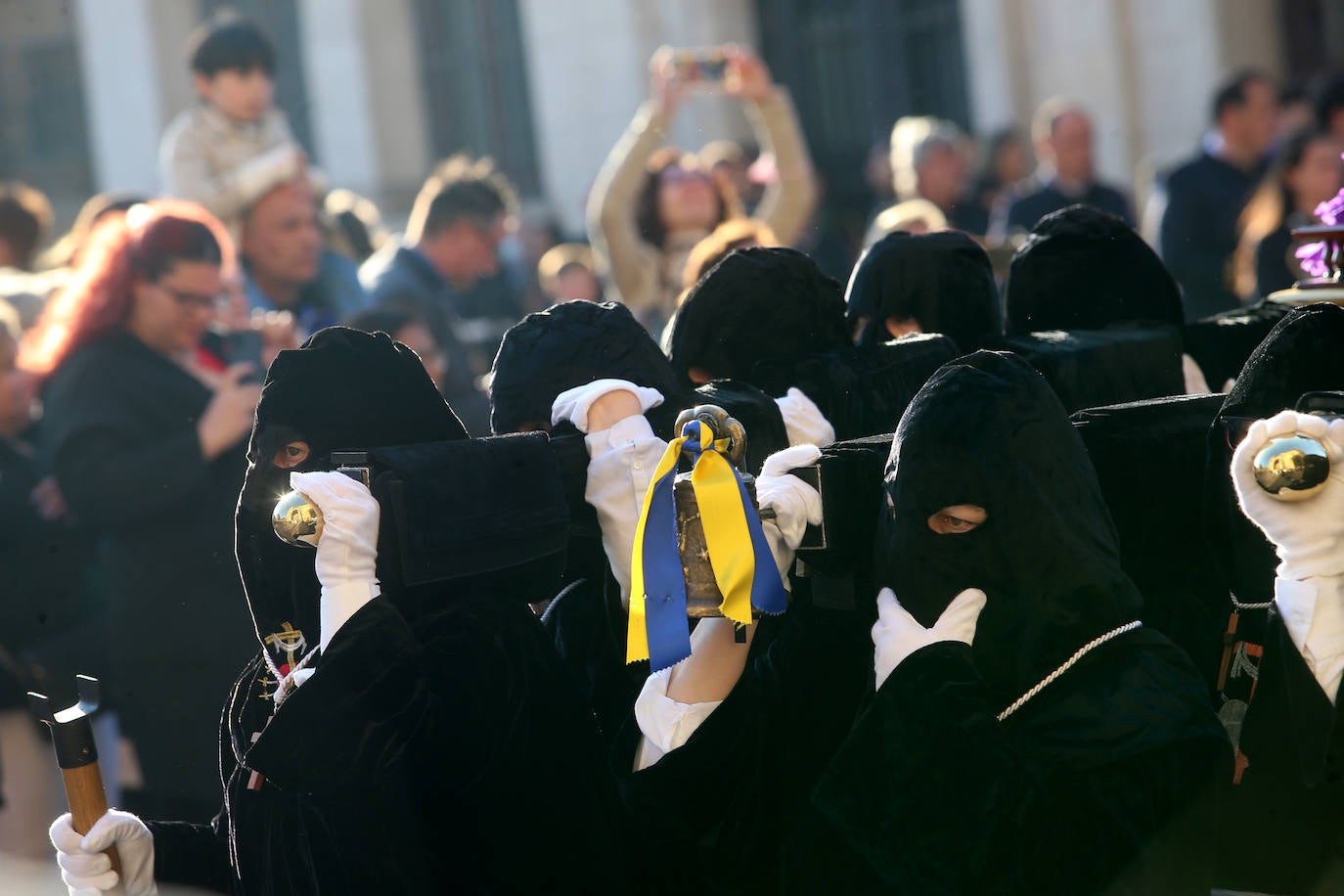 Oviedo ha celebrado la procesión del Santo Entierro, uno de los momentos más importantes de la Semana Santa asturiana. 