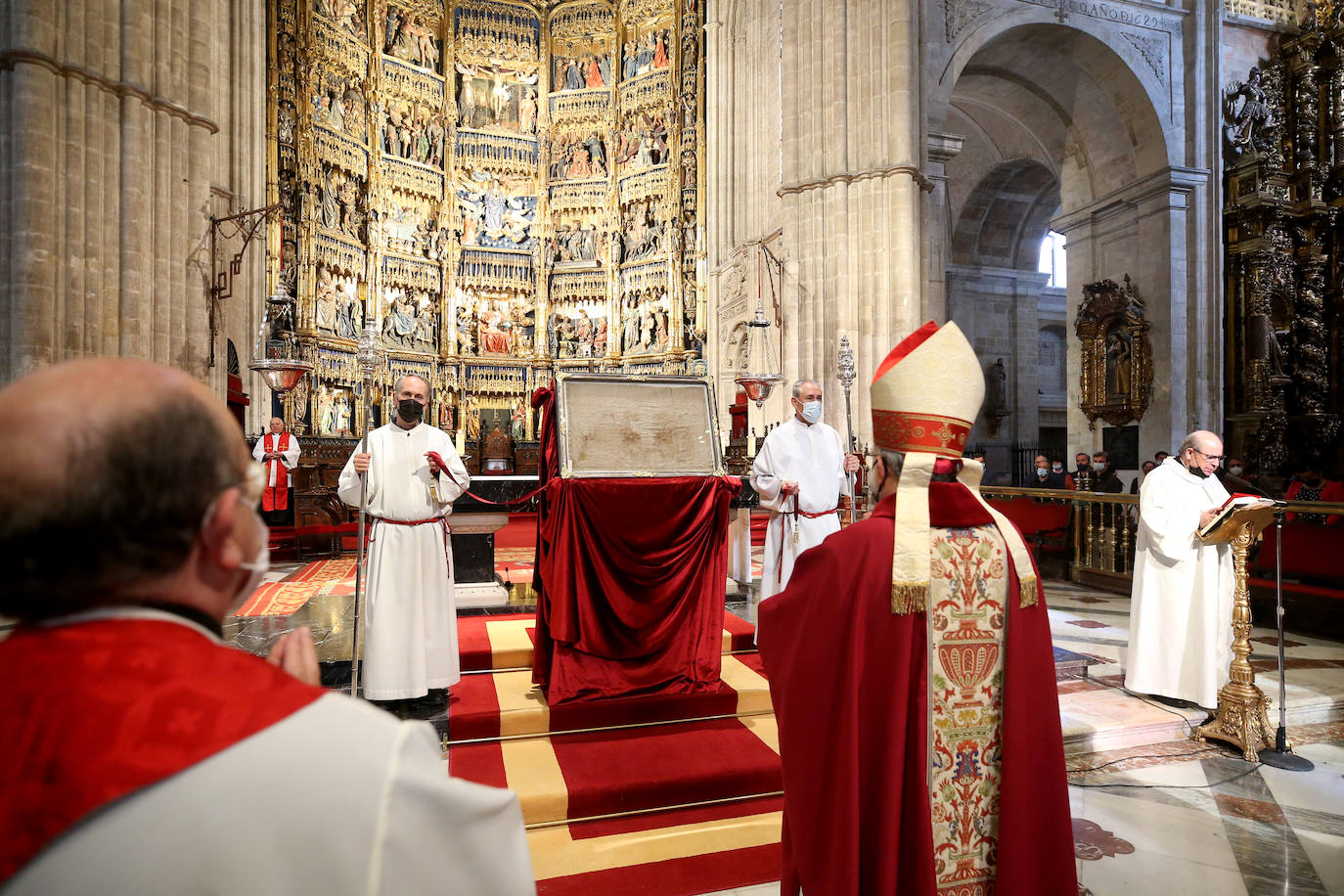 Oviedo ha celebrado la procesión del Santo Entierro, uno de los momentos más importantes de la Semana Santa asturiana. 