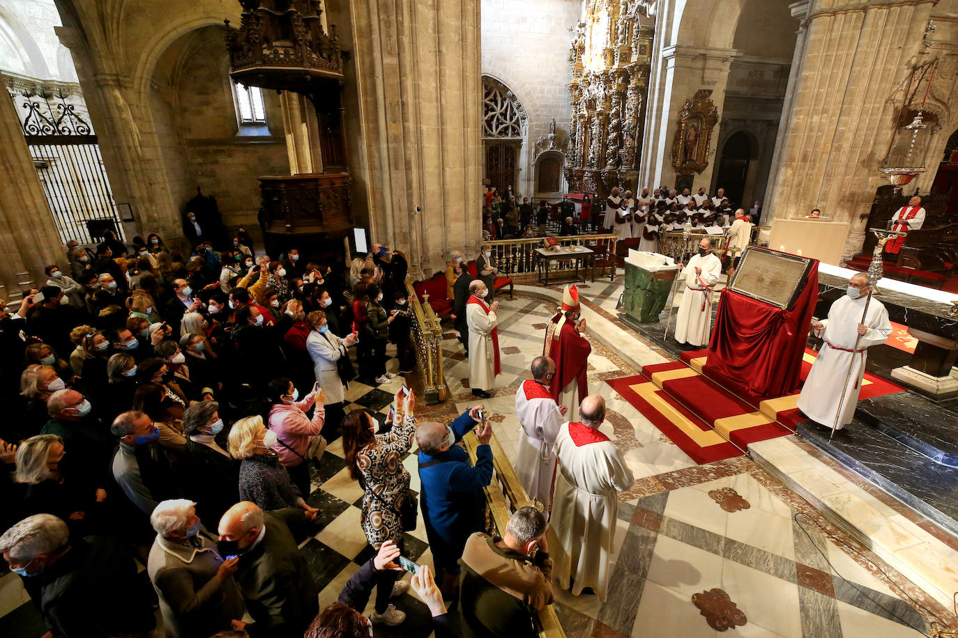 Oviedo ha celebrado la procesión del Santo Entierro, uno de los momentos más importantes de la Semana Santa asturiana. 