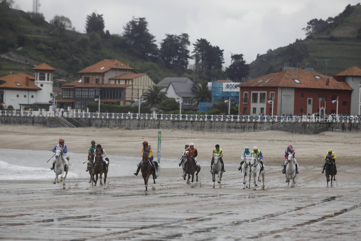 Tras dos años de parón debido a la pandemia, la playa riosellana de Santa Marina vuelve a ser el escenario de la 31 edición de las Carreras de Caballos. Las dos competiciones ecuestres que se celebran este viernes y el sábado cuentan con la participación de más de una treintena de caballos procedentes de Asturias, Galicia, Cantabria y País Vasco. Una prueba hípica de referencia en el norte de España y declarada de interés turístico regional.