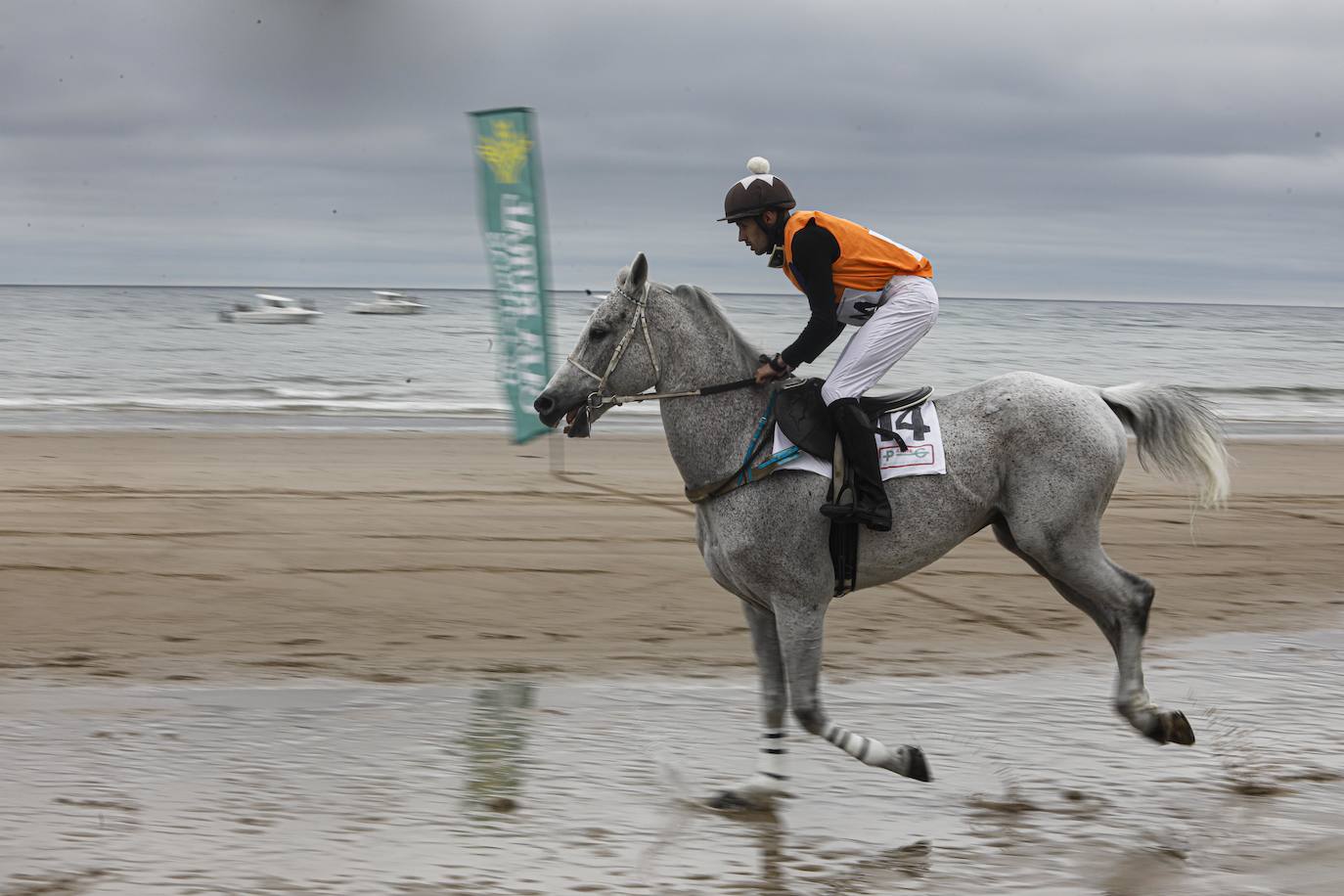 Tras dos años de parón debido a la pandemia, la playa riosellana de Santa Marina vuelve a ser el escenario de la 31 edición de las Carreras de Caballos. Las dos competiciones ecuestres que se celebran este viernes y el sábado cuentan con la participación de más de una treintena de caballos procedentes de Asturias, Galicia, Cantabria y País Vasco. Una prueba hípica de referencia en el norte de España y declarada de interés turístico regional.