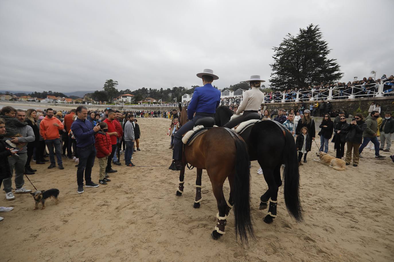 Tras dos años de parón debido a la pandemia, la playa riosellana de Santa Marina vuelve a ser el escenario de la 31 edición de las Carreras de Caballos. Las dos competiciones ecuestres que se celebran este viernes y el sábado cuentan con la participación de más de una treintena de caballos procedentes de Asturias, Galicia, Cantabria y País Vasco. Una prueba hípica de referencia en el norte de España y declarada de interés turístico regional.