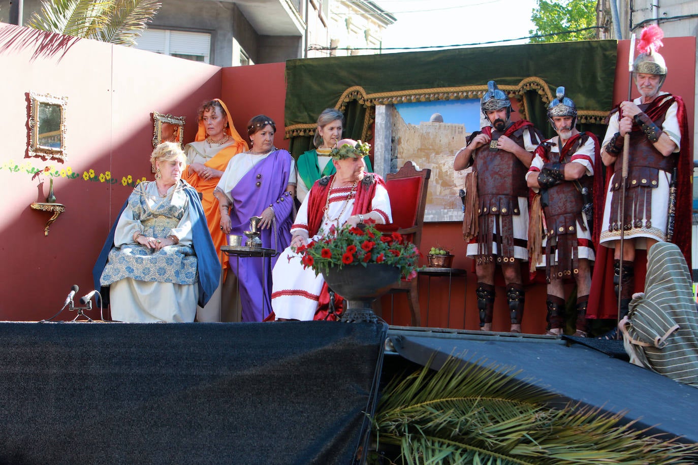 El Vía Crucis Viviente de Infiesto ha registrado el Viernes Santo una de sus jornadas más exitosas y multitudinarias. La gran celebración de Semana Santa, que ha logrado colarse como uno de los eventos más originales de cuantos se celebran en el Principado, ha recorrido las calles de la villa. A las 18 horas comenzaba la procesión de Jesús con la Cruz a Cuestas para después escenificar la crucifixión, bajo la mirada de centenares de personas que acudieron a la capital piloñesa animadas por la meteorología y el atractivo de una cita que sigue sumando adeptos gracias a sus numerosos detalles de ambientación y a las constantes mejoras que se introducen por parte de la cofradía organizadora.